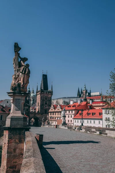 Gammal Gata Med Staty Och Gamla Byggnader Prag — Stockfoto