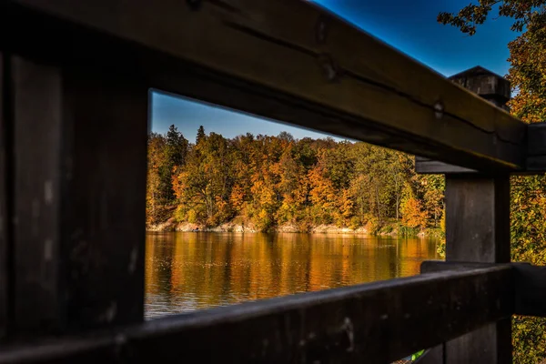 木製の橋からの紅葉が美しい湖の景色 — ストック写真