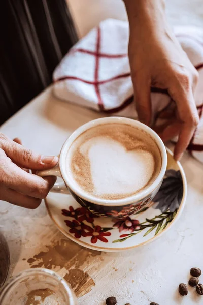 Een Verticaal Close Schot Van Handen Met Een Kopje Koffie — Stockfoto