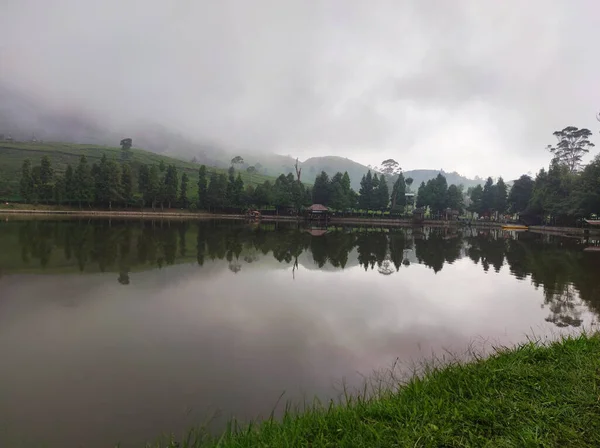 Beau Cliché Paysage Qui Reflète Dans Lac Par Temps Brumeux — Photo