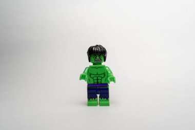 Hulk Mini figürünün yakın plan bir lego karakteri beyaz bir arka planda izole