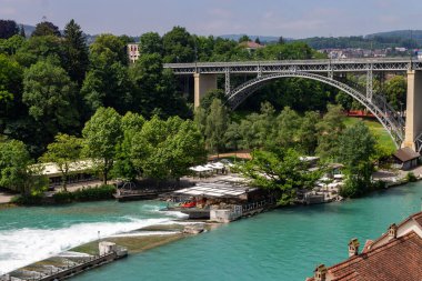 İsviçre, Bern 'deki Aare nehri üzerindeki Kirchenfeldbrucke köprüsünün güzel bir manzarası.