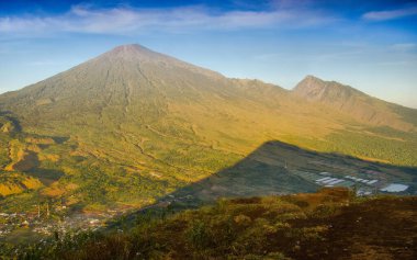Güneşli bir günde güzel dağların havadan görünüşü
