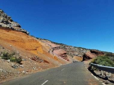 İspanya 'nın La Palma adasında güneşli mavi bir gökyüzünün altında boş bir yol.