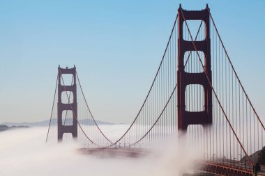 San Francisco, Kaliforniya 'daki Golden Gate Köprüsü' nün havadan görüntüsü.