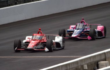 Indianapolis 500 yarışında kırmızı ve pembe formüllü arabaların güzel bir çekimi.