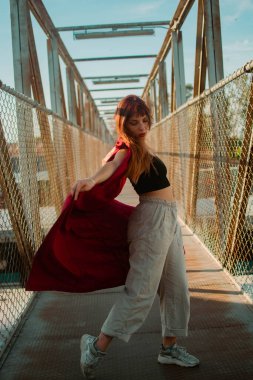 Dış kapının yanında poz veren İspanyol bir kadının dikey görüntüsü.