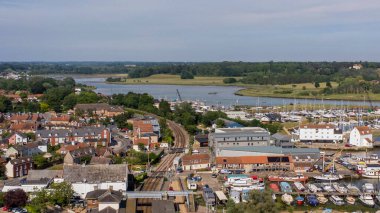 Suffolk, İngiltere 'nin Doğu Suffolk bölgesindeki Woodbridge kasabasının hava manzarası.