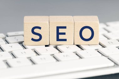 Bilgisayar klavyesindeki tahta bloklar hakkında SEO kelimesi. Arama Motoru optimizasyon kavramı