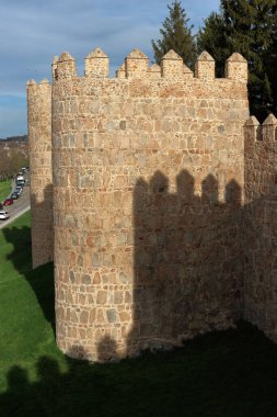 Gölgeler ve güneş ışığı, İspanya 'nın en yüksek şehri olan Avila' nın etrafını çevreleyen duvarın savaşı.