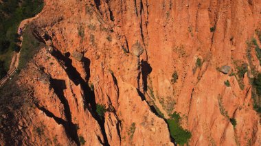 Etrafı yeşilliklerle çevrili bir kanyon manzarası