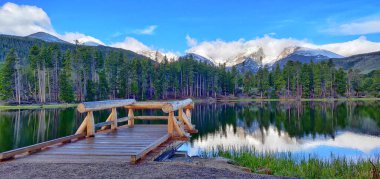Colorado, ABD 'deki Rocky Dağı Ulusal Parkı' ndaki Sprague Gölü 'nün büyüleyici görüntüsü