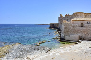 İtalya 'nın Sicilya kenti Syracuse sahilinde gezinti..