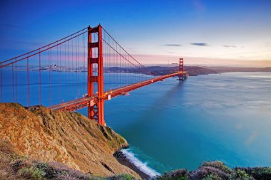 Gün batımında Golden Gate Köprüsü 'nün perspektif çekimi, San Francisco.