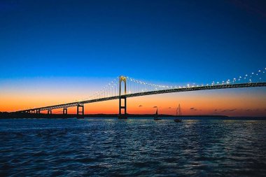 Gün batımında Claiborne Pell Köprüsü 'nün hava görüntüsü.