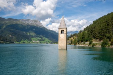 Güney Tyrol, İtalya 'daki Reschensee yapay gölündeki ortaçağ kilisesinin güzel bir manzarası.