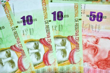 Peru banknotlarının farklı boyutlarda görünümü