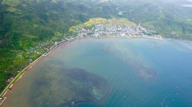 Filipinler 'in okyanus kıyısındaki tropikal bir adada güzel bir kuş bakışı manzara.