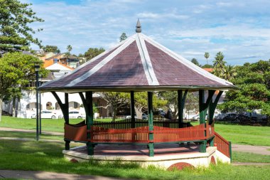 Yeşil parktaki boş çardak..