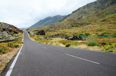 İspanya 'nın El Hierro Kanarya Adalarındaki Uzun Boş Asfalt Yolu