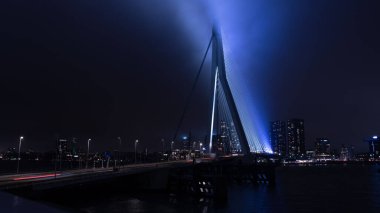 Geceleri Erasmusbrug Köprüsü 'nün güzel bir görüntüsü.