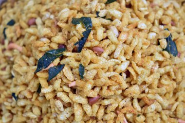 Bulanık arka planda yakın plan kızarmış pirinç.