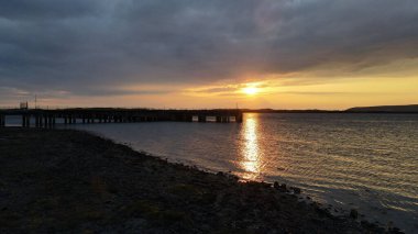 Gün batımında güzel bir denizin manzarası