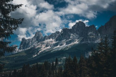 Kuzey İtalya 'nın Dolomite sıradağlarında güzel bir dağ manzarası.