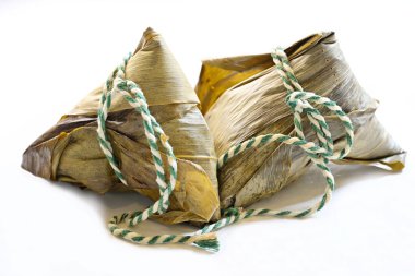 Zongzi ya da yapışkan pirinç köftesi, bambu yapraklarına sarılmış farklı dolgularla doldurulmuş glutinöz pirinçten yapılmış geleneksel bir Çin pirinç yemeği.