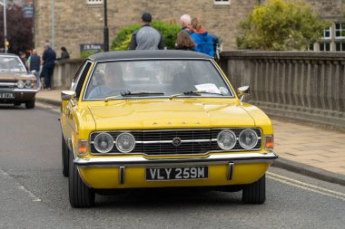 Sarı 1972 model Ford Cortina mk3 Morpeth Fair Day, Northumberland, İngiltere