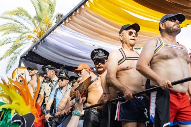 Sitges, İspanya - 12 Haziran 2022: Sitges 'deki gay onur etkinliğini kutlayan bir grup insan, hayranı olan adama odaklanıyor..