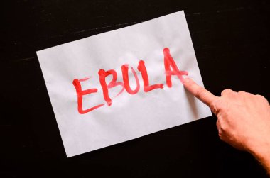 Sözcük Ebola Metni Beyaz Kağıt Üzerinde Kanla Yazıldı