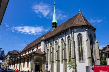 İsviçre 'nin Bern kentindeki Fernch Kilisesi' nin öğleden sonra ziyaretçileri ile Avrupa manzarası
