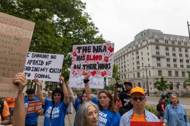 Silahları protesto eden büyük bir kalabalık. Brooklyn 'deki Cadman Plaza Parkı' ndan Brooklyn Köprüsü üzerinden New York 'a yürüyorum.