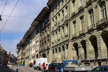 İsviçre 'nin Bern kentinde restoranları ve mağazaları olan tipik tarihi evlerin manzarası