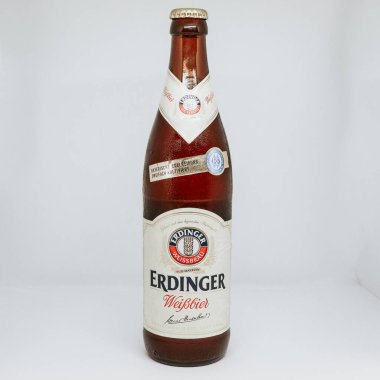 Gri arka planda izole edilmiş bir şişe Erdinger birası.