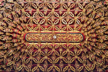 Kaohsiung, Tayvan 'daki bir tapınağın güzel desenli kahverengi süslemeleri.