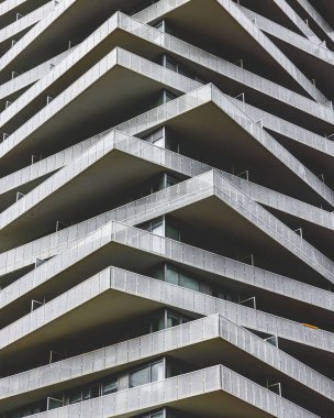 Toronto Kanada 'da modern bir binanın büyük balkonlarının dikey yakın çekimi.