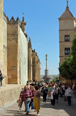 Mayıs, Endülüs, İspanya 'da güneşli bir günde Cordoba Camii ve Aziz Raphael Heykeli' nin manzarası