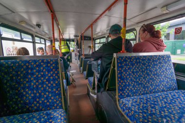 Morpeth Fair Day 2022, Morpeth, Northumberland, İngiltere 'ye giden eski bir otobüsteki insanlar..