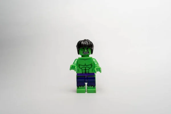 Hulk Mini Figürünün Yakın Plan Bir Lego Karakteri Beyaz Bir — Stok fotoğraf