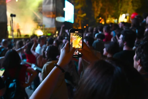 Primer Plano Las Manos Femeninas Tomando Video Con Smartphone Durante —  Fotos de Stock