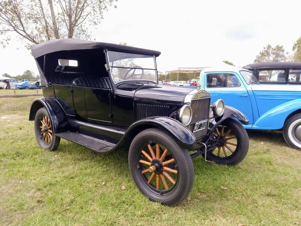 Velho Ford Preto Modelo Phaeton Fordor 1927 Campo Vista Lateral — Fotografia de Stock