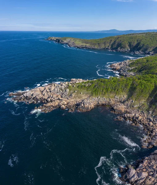 Bulgaristan 'ın Karadeniz kıyısındaki güzel kayalık deniz manzarası