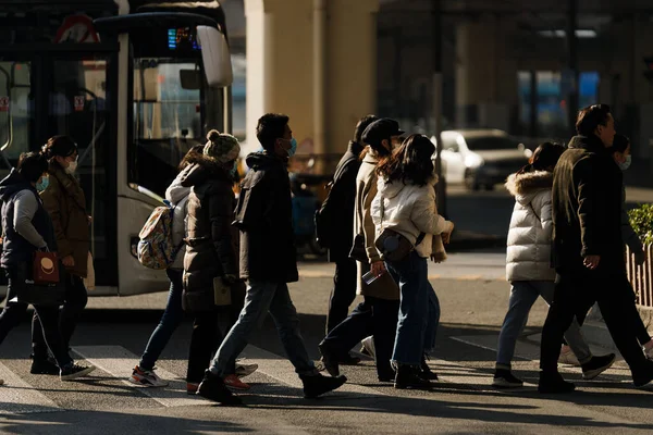 Вертикальный Снимок Молодежной Группы Шанхая Улицах Китая — стоковое фото