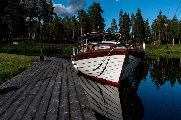 Ein Boot Auf Einem See Das Einem Sonnigen Tag Einem — Stockfoto