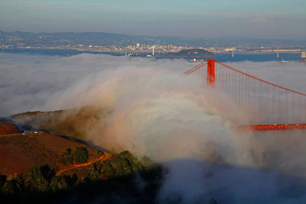 Beau Cliché Grand Nuage Sur Golden Gate Bridge Dessus Rivière — Photo