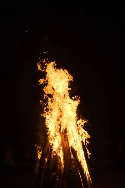 Μια Κάθετη Λήψη Μιας Τεράστιας Φλόγας Φωτιάς Μαύρο Φόντο — Φωτογραφία Αρχείου