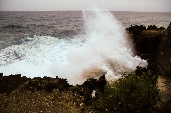 Onde Forti Che Infrangono Sulla Costa Vulcanica Tenerife Isole Canarie — Foto Stock