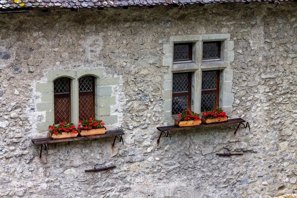 Uma Grande Pequena Janela Com Flores Parede Pedra Antigo Castelo — Fotografia de Stock